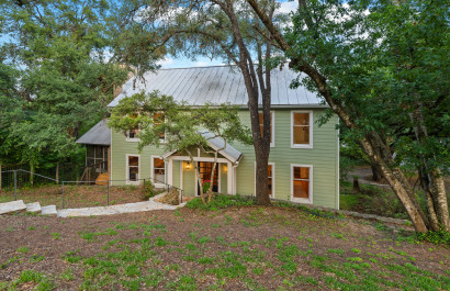 Idyllic retreat with farmhouse style for sale in Westlake Hills